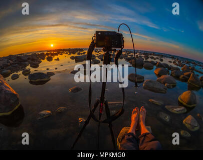 Photographe à prendre des photos de la magnifique coucher de soleil à côté de la mer Banque D'Images