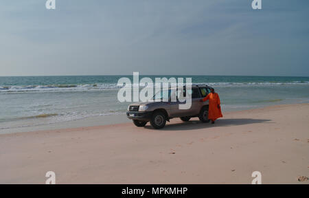 Portrait de l'homme mauritanien en costume national boubou ou derraa avec la voiture à la plage - 10.11.2012 Nouakchott, Mauritanie Banque D'Images