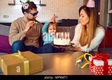 Gâteau d'anniversaire avec parents féliciter leur enfant. Banque D'Images