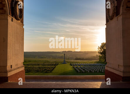 Vue sur le cimetière franco-britannique de Thiepval et la bataille de la Somme Thiepval mémorial aux disparus, Somme, France Banque D'Images