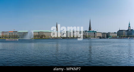 Belle vue panoramique sur le lac Alster avec fontaine Banque D'Images