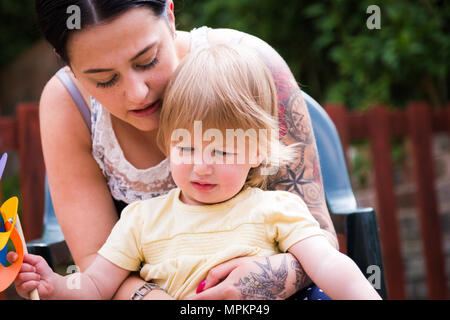 Mère et fille avec sa fille âgée de 18 mois Banque D'Images