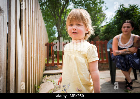 Mère et fille 18 mois, fille, dans le jardin arrière Banque D'Images