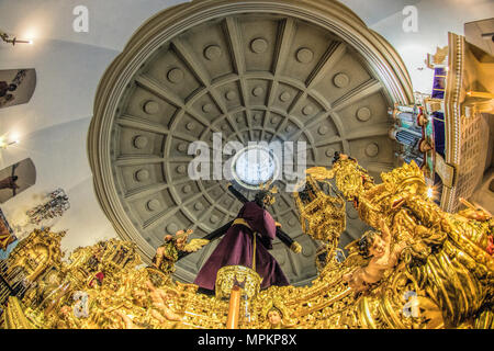 Jesus del Gran Poder (Jésus de la grande puissance), une sculpture du 17e siècle par Juan de Mesa, sur le char de la procession du Vendredi Saint. Séville, Espagne. Banque D'Images