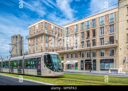 Tramway sur le Boulevard de Strasbourg, (l'Hôtel de Ville Tour sur la gauche), Le Havre, France Banque D'Images