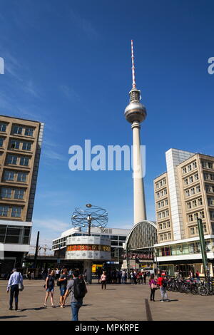 BERLIN, ALLEMAGNE - 15 avril 2018 : l'Horloge universelle Urania de 1969 sur la place publique d'Alexanderplatz avec la tour de télévision Fernsehturm, le 15 avril 2018 dans Banque D'Images