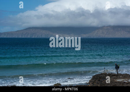 Un photographe considérant la vue sur l'île de Rum de la baie de Liag, à l'île de Eigg, petites îles, Hébrides intérieures, l'Écosse, United Kingdo Banque D'Images