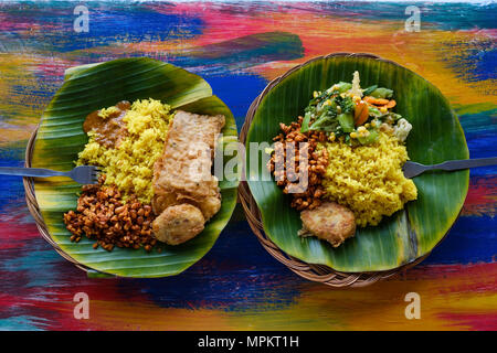 Restaurant végétarien ou végétalien vue côté plats chauds, le riz indien épicé dans un bol. L'alimentation locale de l'est traditionnel en bonne santé Banque D'Images