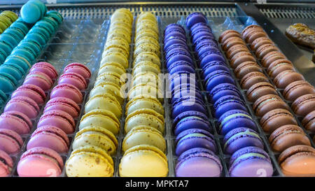 Lignes de macarons colorés Banque D'Images