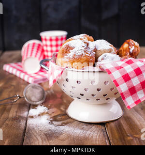 Oliebollen traditionnel, l'huile, les beignets ou boulette avec cuillère en bois, pour le réveillon du Nouvel An .Copy space Banque D'Images