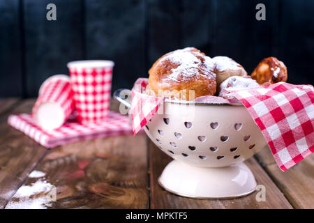 Oliebollen traditionnel, l'huile, les beignets ou boulette avec cuillère en bois, pour le réveillon du Nouvel An .Copy space Banque D'Images