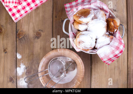 Télévision traditionnelle oliebollen laïcs, l'huile, les beignets ou boulette avec cuillère en bois, pour le réveillon du Nouvel An .Copy space Banque D'Images