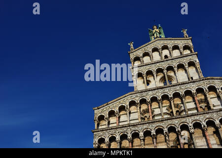 Église Saint Micheal in Foro belle façade romane médiévale dans la ville de Lucca, Toscane, érigée au 13e siècle (avec ciel bleu et de copie s Banque D'Images