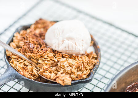 La rhubarbe cuite faits maison et crumble aux pommes avec glace à la vanille et à l'avoine dans le fer à repasser Cuisine Banque D'Images