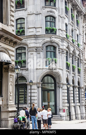 Montréal Canada,province de Québec,rue Sainte Hélène,Vieux Montréal,groupe touristique,fauteuil roulant,bâtiments historiques architecturaux,horizon de la ville,Canada07070707050 Banque D'Images