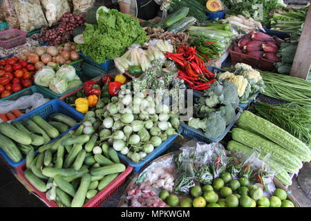 Fruits et légumes disposés sur un marché en Thaïlande Banque D'Images