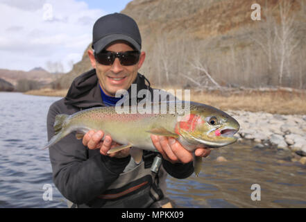 Fisherman holding réussie la truite arc-en-ciel de salmon river dans l'Idaho Banque D'Images