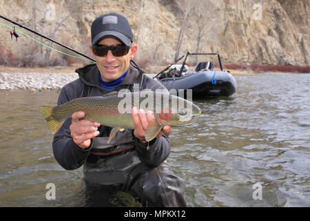 Fisherman holding réussie la truite arc-en-ciel de salmon river dans l'Idaho Banque D'Images