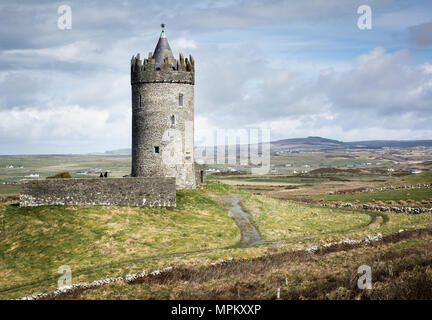 Le Château de Doonagore près de Doolin sur la façon sauvage de l'Atlantique dans le comté de Clare, sur la côte ouest de l'Irlande Banque D'Images