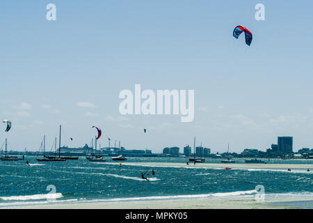 Kite surfeurs et de surf dans la baie de Port Phillip par St Kilda West Beach, Melbourne, Victoria, Australie Banque D'Images