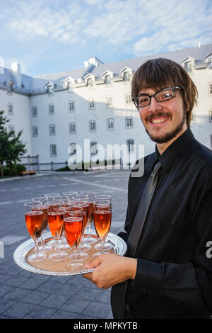 Québec Canada,haute-ville,Côte de la fabrique,Québec Séminaire fondé en 1663,cocktails réception,serveurs serveurs employés travailleurs travailleurs travaillant St Banque D'Images