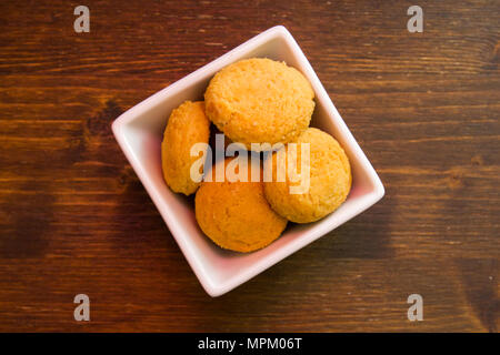 Biscuits farcis sur bol carré sur une table en bois vu de dessus Banque D'Images