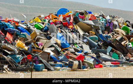 Discarted de recyclage des produits en plastique, enfouissement sanitaire. Banque D'Images