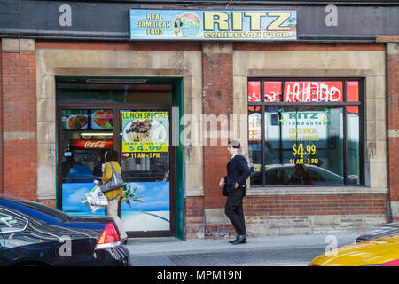 Toronto Canada, Yonge Street, Ritz Caribbean Food Restaurant, restaurants, nourriture, dîner, manger à l'extérieur, cuisine jamaïcaine, homme hommes hommes adultes adultes, femme noire fe Banque D'Images