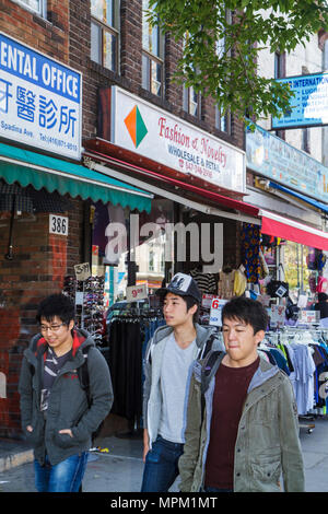 Toronto Canada,Spadina Avenue,Chinatown,quartier ethnique,Asiatiques asiatiques immigrants ethniques minorités,garçons,garçons,enfants enfants enfants enfants Yo Banque D'Images