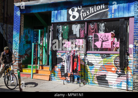 Toronto Canada,Baldwin Street,Kensington Market,shopping shopper shoppers magasins marché marchés achats vente, magasin de détail magasins autobus Banque D'Images