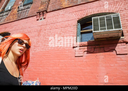 Toronto Canada,Peter Street,adulte adultes femme femme femme femme dame,mur de brique rouge,cheveux teints,jeune adulte,tendance,lunettes de soleil,fenêtre,unité de climatisation,A Banque D'Images