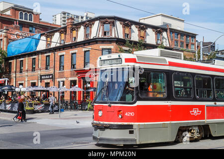 Toronto Canada,Queen Street West,Toronto Transit Commission,TTC,transport en commun,tramway,tramway,scène de rue,angle,bâtiment historique,1886,Black Bull T Banque D'Images