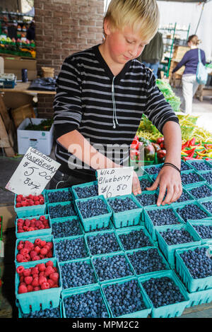 Toronto Canada, St.Lawrence Market, shopping shopper shoppers magasins marché marchés marché achat vente, magasin de détail magasins affaires Banque D'Images