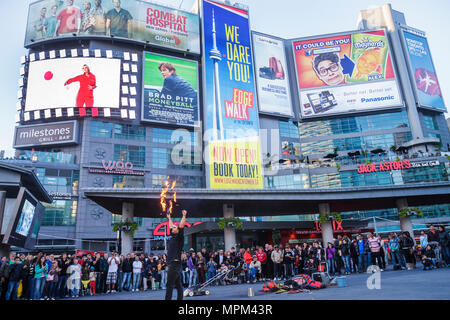 Toronto Canada,Yonge Street,Dundas Square,public plaza,Toronto's Time Square,interprète de rue,conseils de bus,jongleur de feu,bucker,AMC Theatre,théâtre,mov Banque D'Images