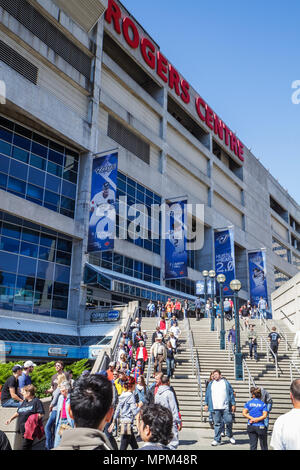 Toronto Canada,Bremner Boulevard,Rogers Centre,centre,Blue Jays,Major League Baseball teamal sports,à l'extérieur du stade,jour de match,les fans d'arrivée,escaliers,corbeau Banque D'Images