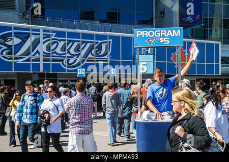 Toronto Canada,Bremner Boulevard,Rogers Centre,centre,Blue Jays Major League Baseball teamal sports,Stade extérieur,jour de match,foule,les fans arrivant,homme m Banque D'Images