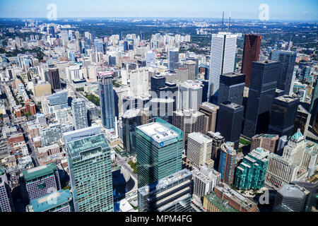 Toronto Canada,Bremner Boulevard,CN Tower,observation Tower,telecomm antenne Modern Wonder,niveau de la terrasse principale,vue sur la fenêtre nord-est,Financial District,Yo Banque D'Images