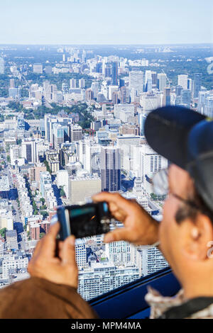 Toronto Canada,Bremner Boulevard,CN Tower,observation Tower,telecom antenne Modern Wonder,niveau de la terrasse principale,vue sur la fenêtre nord-est,gratte-ciel de hauteur Banque D'Images