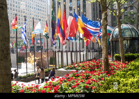 Les drapeaux de la nation, Rockefeller Center, New York City, USA Banque D'Images