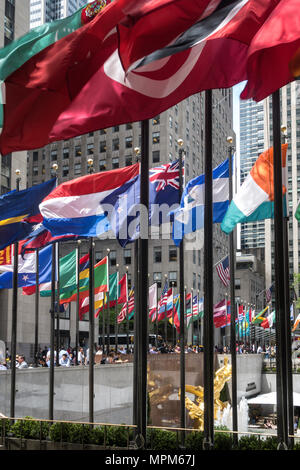 Les drapeaux de la nation, Rockefeller Center, New York City, USA Banque D'Images