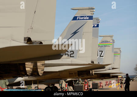 F-15C Eagle de la Louisiane et de la Floride Air National Guard's 159e Escadron de chasse expéditionnaire déployé en Europe pour participer à un théâtre Security Package, 24 mars 2017. Ces F-15 s'entraîneront aux côtés de l'OTAN pour renforcer l'interopérabilité et de démontrer l'engagement américain pour la sécurité et la stabilité de l'Europe. (U.S. Air Force photo de Tech. Le Sgt. Staci Miller) Banque D'Images