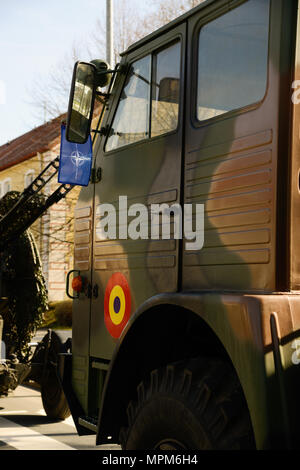 Un camion roumain affiche le drapeau de l'OTAN, au cours de la Bataille de Pologne, Groupe Groupe de combat s'écarter de la cérémonie de départ de la Pologne, le 25 mars 2017, à l'occasion du 2e régiment de cavalerie, siège à Vilseck, Allemagne. Pologne Groupe de combat est composée de soldats américains, affecté à la 2e régiment de cavalerie, et les soldats, du Royaume-Uni et de la Roumanie. Groupe de combat la Pologne de convoi Vilseck, par l'intermédiaire de l'Allemagne, la République tchèque et la Pologne pour atteindre leur destination à Orzysz, Pologne, où elles resteront pendant six mois comme une force de dissuasion, dans le cadre du renforcement de la présence de l'avant. (U.S. Photo de l'armée b Banque D'Images