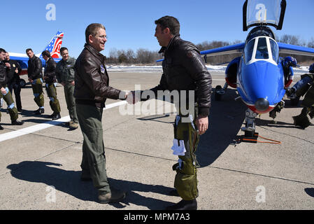 À l'aéroport international Stewart, New Windsor, New York, le colonel Howard Wagner, commandant de la 105e escadre de transport aérien, accueille un pilote de l'armée de l'air française de l'équipe de voltige de la patrouille de France le 23 mars 2017. L’équipe de voltige, la plus ancienne au monde, est en tournée aux États-Unis pour commémorer le 100e anniversaire de l’entrée de l’Amérique dans la première Guerre mondiale. La visite met en valeur la coopération internationale dans le domaine de l’aviation militaire, l’expertise en démonstration aérienne, la planification opérationnelle et la coordination cérémonielle entre le personnel de l’armée de l’air américaine et française. Banque D'Images