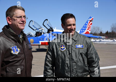 Les colonels Howard Wagner et Doug Demaio accueillent les pilotes de l'armée de l'air française de l'équipe de voltige de la patrouille de France à l'aéroport international Stewart, New Windsor, New York, le 23 mars 2017. Les pilotes français ont piloté des Alpha jets avec des schémas de peinture spéciaux pour une tournée nationale américaine commémorant le 100e anniversaire de l'entrée de l'Amérique dans la première Guerre mondiale. La visite met en évidence la coopération militaire internationale, les démonstrations de vol acrobatique, la planification stratégique et la coordination entre la Garde nationale aérienne américaine et le personnel de l'armée de l'air française. Banque D'Images