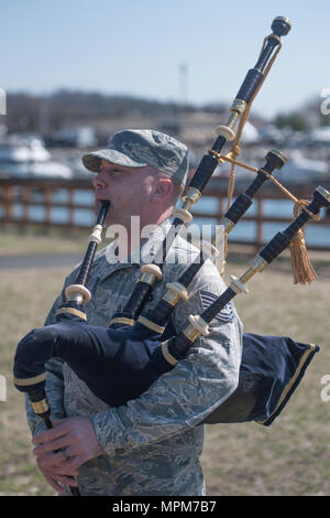 Tech. Le Sgt. Tianello Adam, U.S. Air Force Band Fanfare de cornemuse de cérémonie, joue de la cornemuse à Joint Base Anacostia-Bolling, Washington, D.C., le 9 mars 2017. Tianello ont rejoint le groupe en 2013 en tant que la seule force de l'air code spécialité gaiteiro. (U.S. Air Force photo par un membre de la 1re classe Rustie Kramer) Banque D'Images