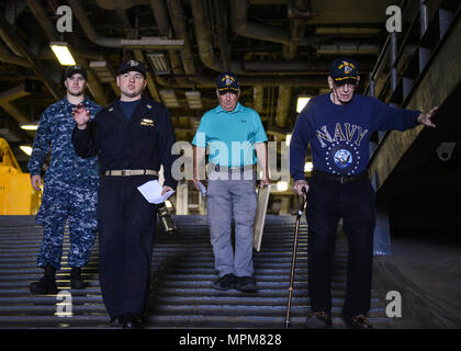 MAYPORT, Floride (24 mars 2017) - Retraité Capitaine John Meserve (à gauche) et a pris sa retraite le Cmdr. Dronzeck Henry (à droite) sont dirigés sur un tour de l'assaut amphibie USS Iwo Jima (DG 7) Spécialiste de la communication de masse par le chef Michael Lantron. Meserve a servi comme directeur général de l'USS Iwo Jima (LPH-2) à partir de 1984-1987 tout en Dronzeck a servi comme secrétaire du navire le navire et gestionnaire pour Iwo Jima à partir de 1963-1966. (U.S. Photo par marine Spécialiste de la communication de masse/Coxwest C. Daniel Seaman) Parution Banque D'Images