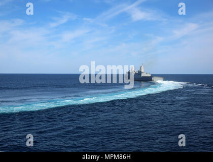 170324-N-OH262-951 OCÉAN ATLANTIQUE (24 mars 2017)--San Antonio le quai de débarquement amphibie de classe USS Arlington (LPD 24) s'éloigne de l'appui au combat rapide ship USNS arctique (T-AOE 8) après avoir terminé un cours de ravitaillement en mer, le 24 mars. (U.S. Photographie de la marine par Bill Mesta/libérés) Banque D'Images