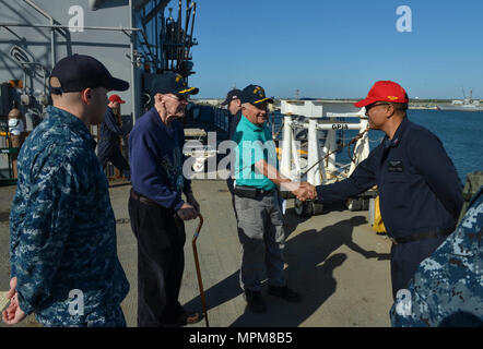 MAYPORT, Floride (24 mars 2017) - a pris sa retraite le Cmdr. Dronzeck Henry (à gauche) et ancien capitaine John Meserve (droite) l'Aviation salue maître de Manœuvre 1re classe (manutention) Steven Phakcnkham tout en visitant le navire d'assaut amphibie USS Iwo Jima (DG 7). Dronzeck a servi comme secrétaire du navire et de gestionnaire du navire USS Iwo Jima (LPH-2) à partir de 1963-1966 alors que Meserve a servi comme directeur général pour l'Iwo Jima à partir de 1984-1987. (U.S. Photo par marine Spécialiste de la communication de masse/Coxwest C. Daniel Seaman) Parution Banque D'Images