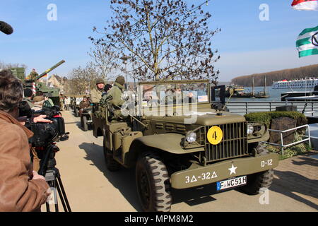 La Deuxième Guerre mondiale, de reconstitution historique conduire une Jeep le long du Rhin le samedi 24 mars, 2017 à Nierstein (Allemagne). Américains et Allemands se sont réunis pour la cérémonie d'un monument à la 249e bataillon de combat du génie en vue de la fin de la Seconde Guerre mondiale, la construction d'un pont sur la rivière près de Nierstein lors d'une intervention qui a contribué à raccourcir la guerre. (Photo prise par le Lieutenant-colonel Jefferson Wolfe) Banque D'Images