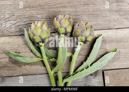Légumes artichaut aspect naturel sur plancher en bois Banque D'Images